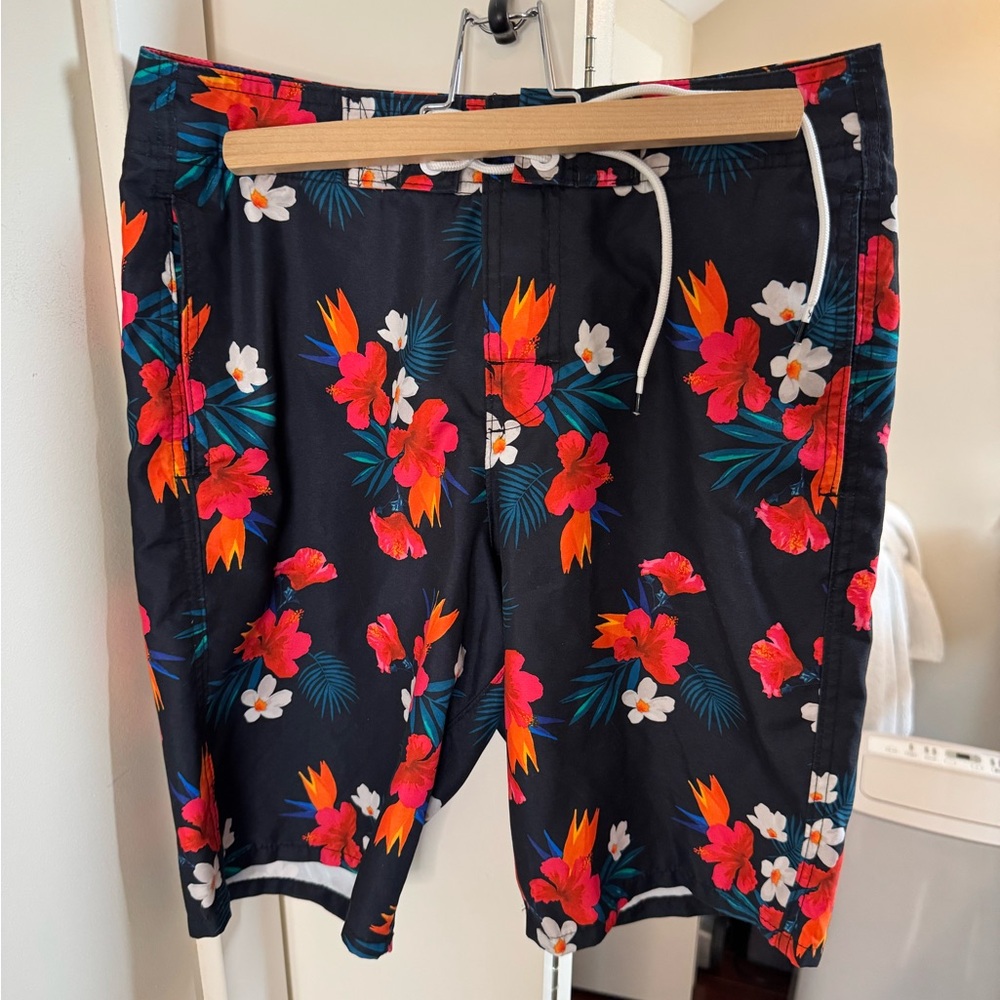 🟢Hollister EUC size 28 Black and Red floral Board Shorts Swimwear🟢